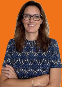 CijferMeester Rianne van den berg met oranje achtergrond